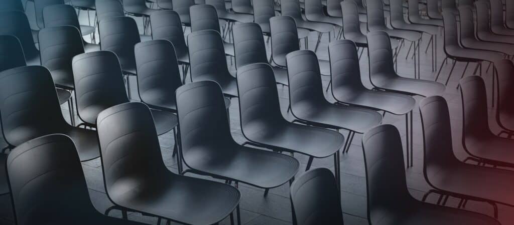 Bild: Leere Sitze im Veranstaltungsraum